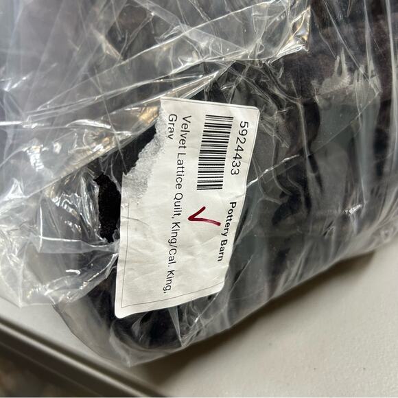 Pottery Barn Velvet Lattice Handcrafted Quilt King California King NEW - Picture 5 of 6